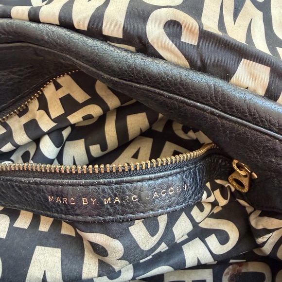 Marc by Marc Jacobs Natasha  Black Leather Shoulder Bag with Gold Plaque - Picture 8 of 9